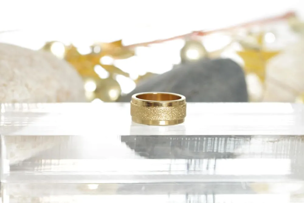 TEXTURED GOLD RING