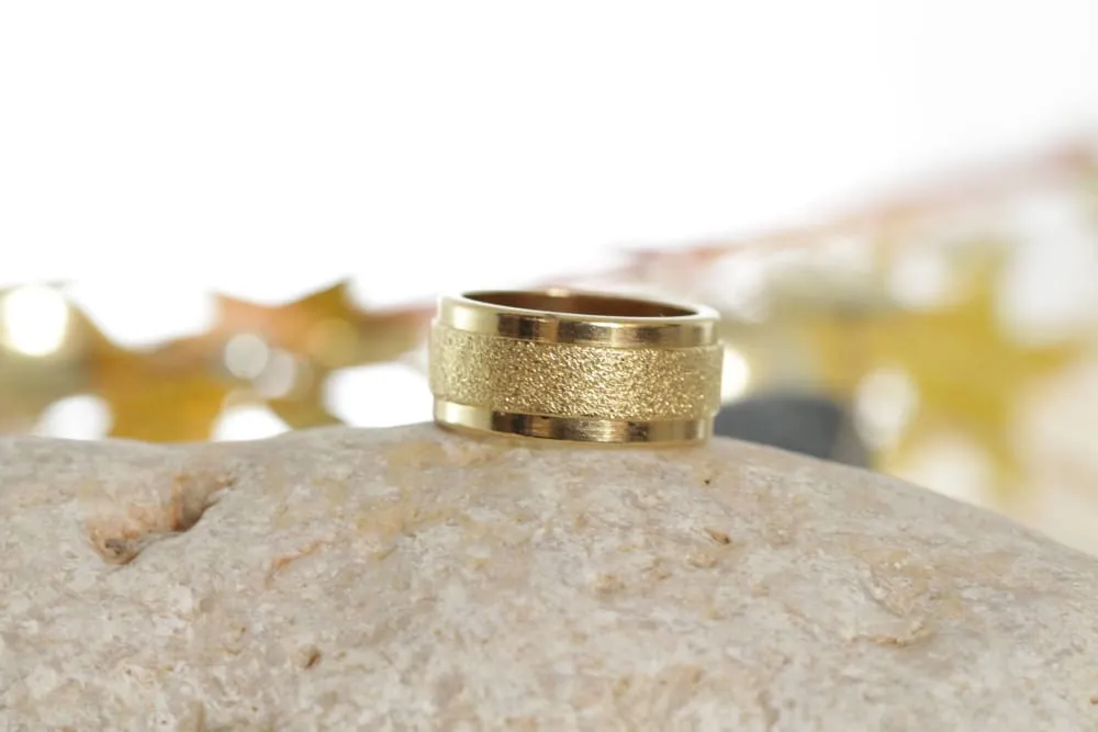 TEXTURED GOLD RING